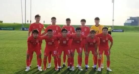 法国媒体TeamFootball报道，多支法国和德国球队有意引进兰斯的30岁进攻型中场伊东纯也。